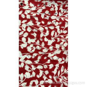 Roter Stoff mit weißen Blumen Baumwollstickerei Stoff